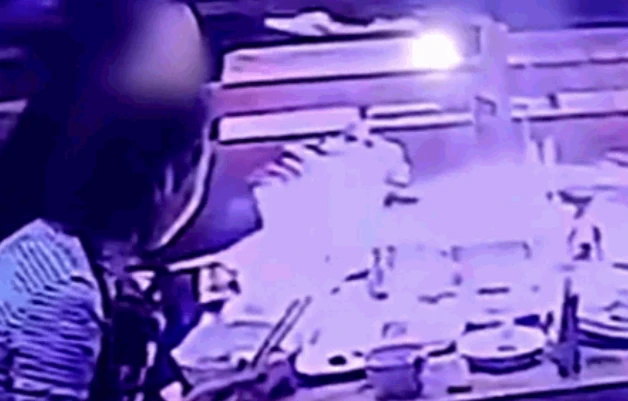 Video: Bỏ tóc bạn vào nồi lẩu để quỵt tiền