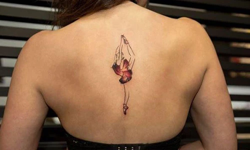 Hình xăm nhỏ xinh trên cột sống đang gây sốt mạng xã hội 2018