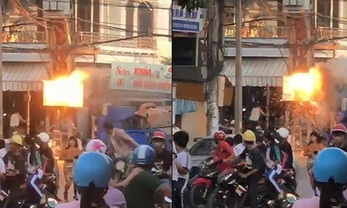Video: Cột điện nổ như pháo, dân bất chấp nguy hiểm tụ tập đứng xem