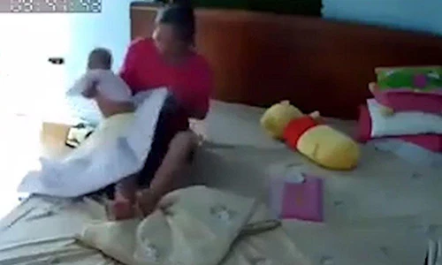Video: Phẫn nộ cảnh bảo mẫu giật, lắc bé vài tháng tuổi