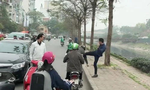 Video hot tổng hợp: Lái xe máy "đấu võ" tài xế ô tô sau va chạm