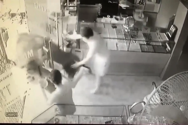 Video: Trâu "điên" húc người rồi lao vào phá tiệm vàng ở Thái Nguyên