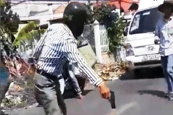 Video: thợ hồ cầm súng nhựa dọa tài xế xe tải sau va chạm giao thông