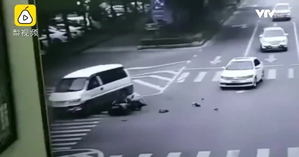 Video: Người phụ nữ đi xe máy tử nạn khi cố chạy cắt đầu ôtô