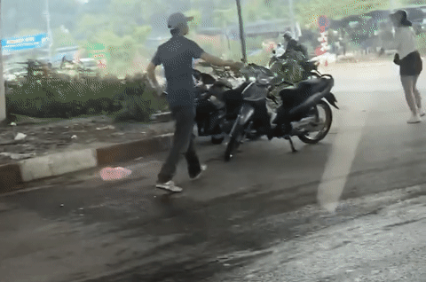 Video: Thanh niên cầm dao truy sát 2 cô gái giữa ban ngày như phim hành động