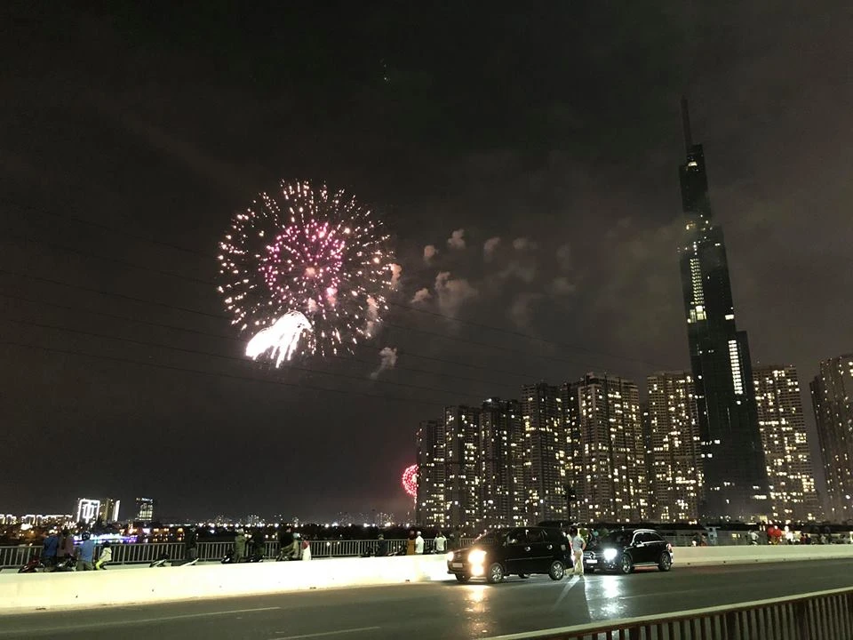 Rộn ràng pháo hoa chào mừng năm mới 2019 trên khắp cả nước