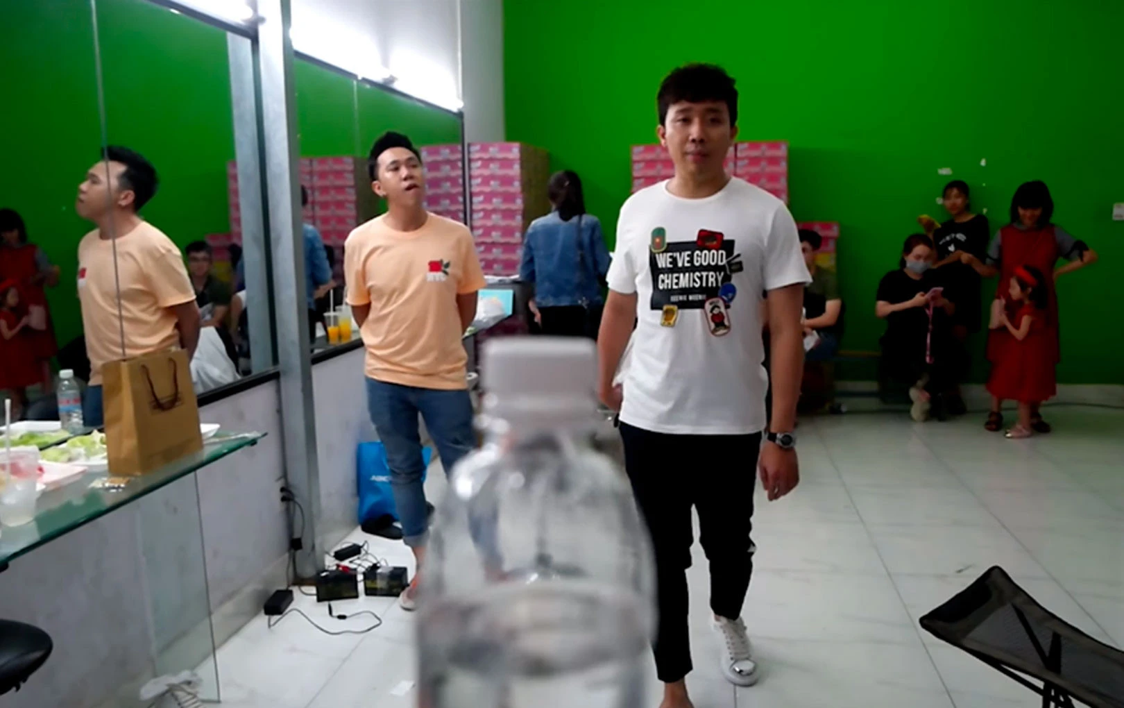 Video: Trấn Thành, Phạm Hương hưởng ứng trào lưu xoay người đá nắp chai