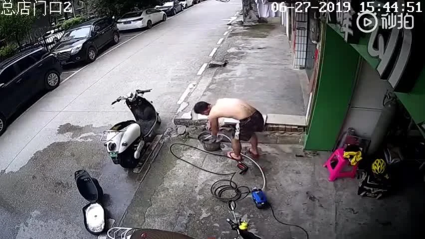 Video: Kỳ diệu: Người đàn ông bị điện giật vật lộn tự cứu mình