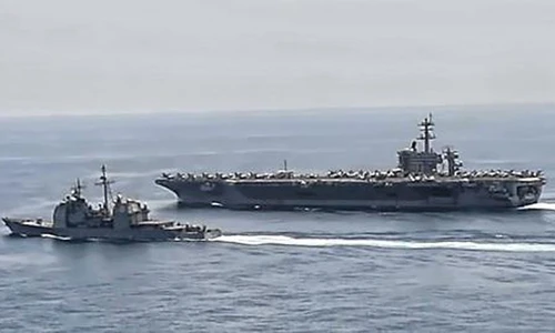 Video: Hạm đội xuồng cao tốc Iran rượt đuổi tàu sân bay Mỹ