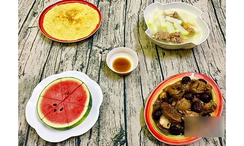 Gà om nấm, canh su hào hầm xương nóng hổi cơm chiều