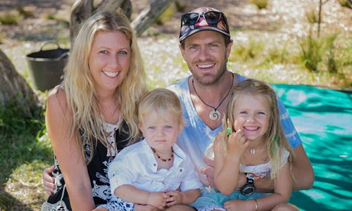 Vợ chồng trẻ bán hết tài sản để đưa 2 con đi du lịch