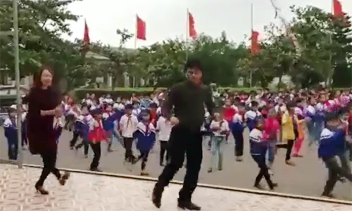 Video: Trường quê tập thể dục bằng điệu nhạc Disco đã mắt