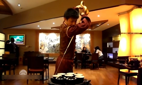 Video: Công phu châm trà như “phim chưởng” tại Trung Quốc