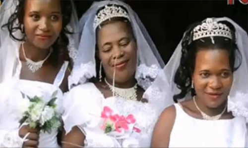 Video: Không đủ tiền làm đám cưới riêng, người đàn ông cưới 3 vợ cùng lúc