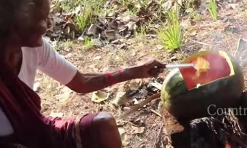 Video: Cụ bà 106 tuổi nấu trứng trong quả dưa hấu "siêu bá đạo"