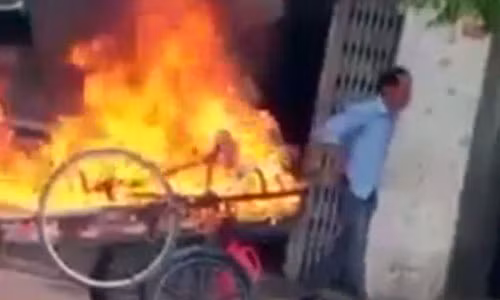 Video: Phóng hỏa đốt xe kéo vì "tội"... đậu trước nhà