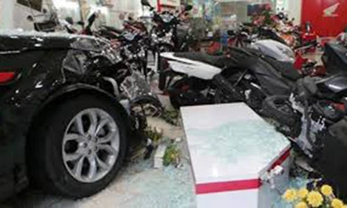 Video: Ô tô đâm điên loạn trong đêm, 6 người thương vong