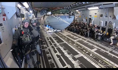 Video: Tàu cao tốc tàng hình Mỹ "nhảy" từ máy bay xuống biển