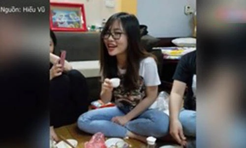 Video: Thiếu nữ mời rượu cực ngọt khiến mày râu đổ “rầm rầm“