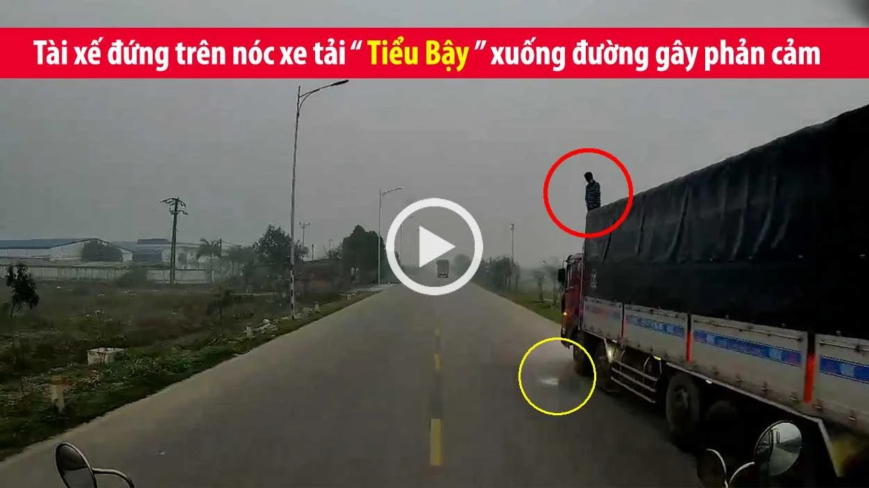 Video: Tài xế ôtô tải vô tư đứng trên nóc xe "tiểu bậy" xuống đường