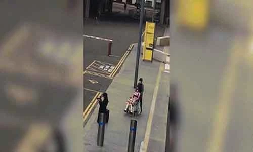 Video người đàn ông đưa búp bê tình dục dạo phố ở Anh