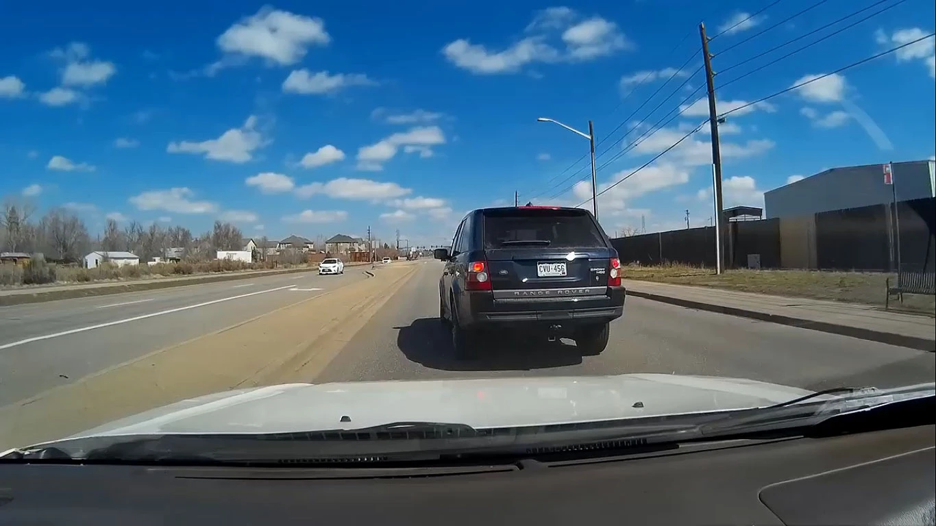 Video: Tài xế xe sang Range Rover phanh đột ngột, "cố tình gây hấn"