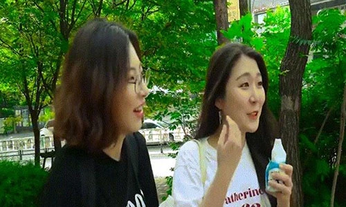 Video: Phản ứng bất ngờ của các cô gái khi gỡ lớp trang điểm trên mặt