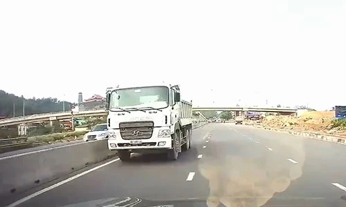 Video: Hãi hùng cảnh xe tải cố tình chạy ngược chiều