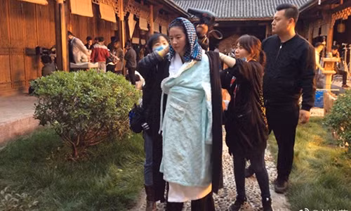 Lưu Diệc Phi kiệt sức vì ngâm nước lạnh trong thời tiết khắc nghiệt