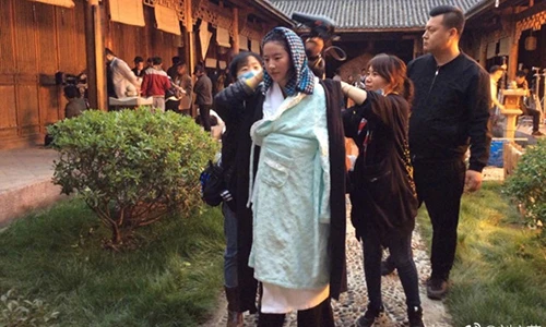 Lưu Diệc Phi kiệt sức vì ngâm nước lạnh trong thời tiết khắc nghiệt