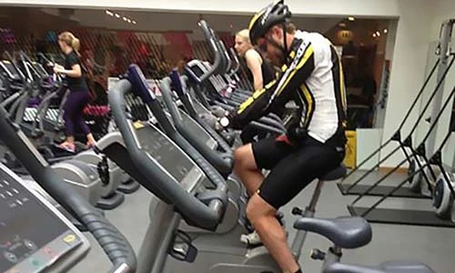 Ngỡ ngàng hình ảnh không ai ngờ xuất hiện trong phòng gym