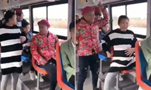 Video: Cô gái trẻ giả bụng bầu để được nhường ghế xe buýt và cái kết không ngờ