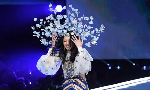 Người mẫu vấp ngã trên sàn diễn Victoria's Secret là ai?