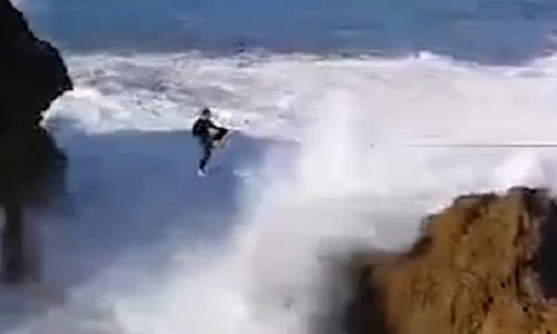 Video: Sóng đánh vùi dập “kẻ liều lĩnh” đi trên dây giữa 2 vách đá