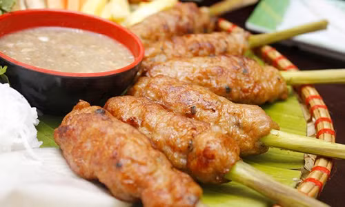 Video: Cách làm nem lụi nướng chấm sốt tương ngon quên sầu