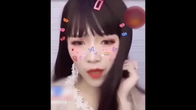 Video: Giật mình phía sau hậu trường livestream của gái xinh