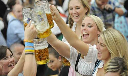 Video: Cô gái dùng trán để... mở lon bia rồi uống hết