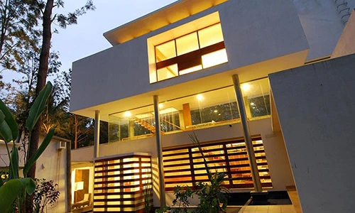 Ngôi nhà có thác nước tự tạo trước hiên khiến nhiều người thích thú