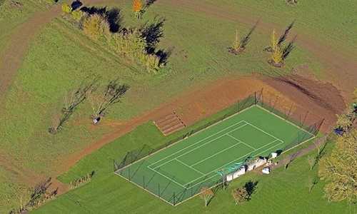 Cận cảnh sân cỏ nhân tạo tiền tỷ Victoria Beckham tặng cho con trai Romeo