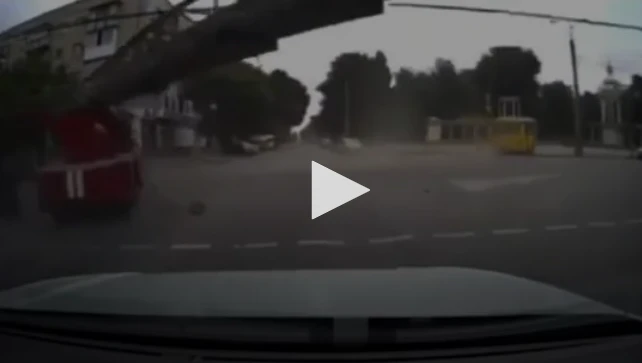 Video : Xe cứu hỏa bị xe buýt đâm giữa giao lộ