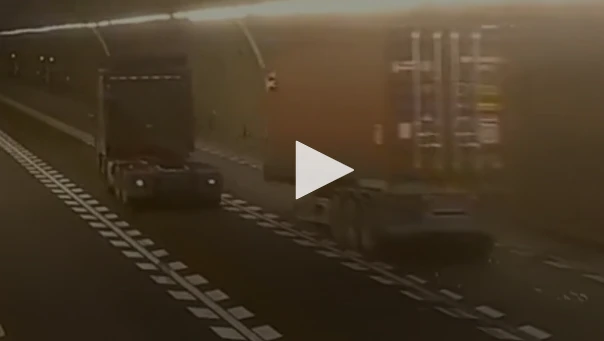 Video : Rơ moóc rời khỏi xe đầu kéo trượt tự do trong hầm