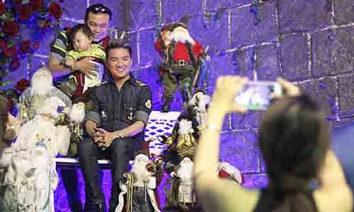 Hàng trăm người chen lấn chụp ảnh Noel tại biệt thự triệu đô của Đàm Vĩnh Hưng