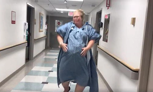 Video: Mẹ bầu 40 tuần rủ cả chồng và y tá "quẩy" cực sung