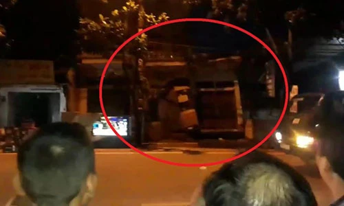 Video: Khoảnh khắc 2 căn nhà ở Hòa Bình đổ ập xuống sông