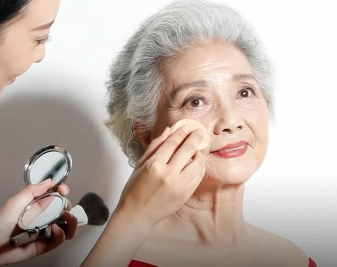 Video: Người mẫu 88 tuổi: Làm việc từ 5h sáng, thay 100 bộ mỗi lần chụp ảnh