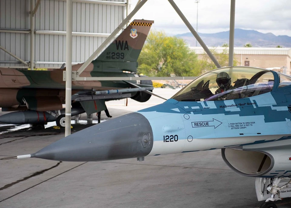 Video: Cận cảnh F-16 của Mỹ ‘ngụy trang’ thành Su-57 của Nga lần đầu cất cánh