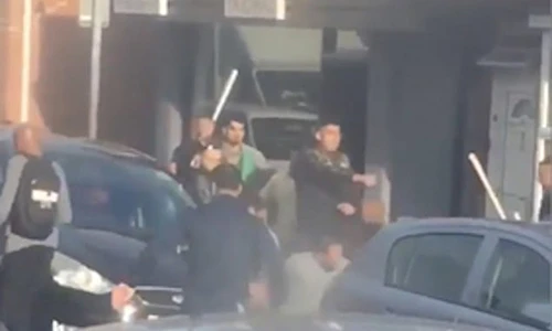 Video: Hàng chục đàn ông hỗn chiến tập thể đẫm máu giữa phố Anh