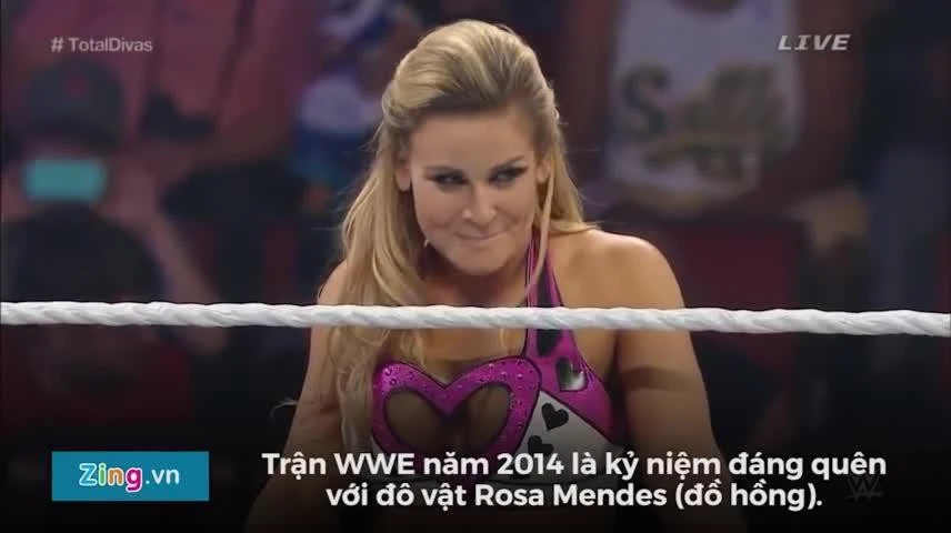 Video: Nữ đô vật WWE khóc trên sàn đấu vì bị đối thủ tụt quần