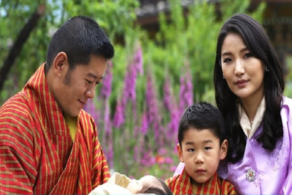 Hoàng tử Bhutan ra đồng làm ruộng, không được sinh nhật tới 20 tuổi