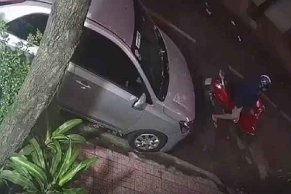 Video: Trộm vặt gương ôtô đậu dưới lòng đường trong chớp mắt
